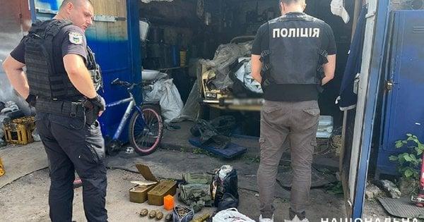 Правоохоронці confiscували у трьох жителів Києва великий арсенал зброї та вибухових речовин, оцінений у 1,7 мільйона гривень.