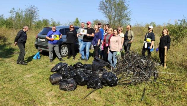 Мешканці Байковецької громади в Тернопільській області взяли участь у Всесвітньому дні прибирання.