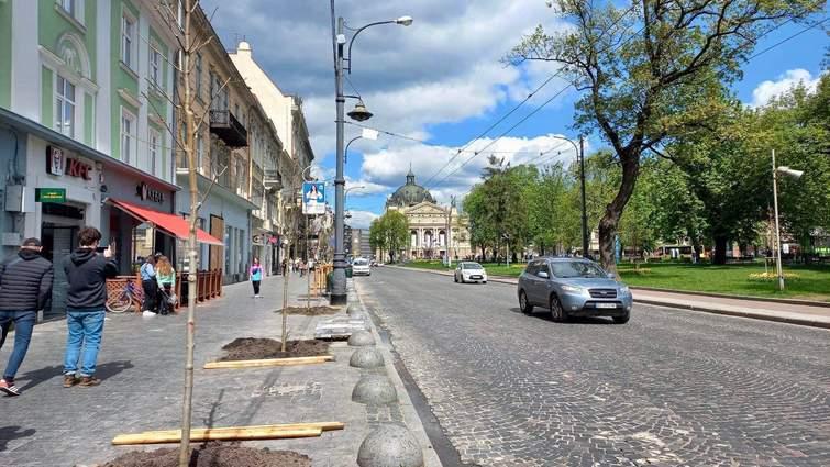 Компанія, пов'язана з колишнім депутатом обласної ради, оскаржила в суді рішення про демонтаж рекламних конструкцій у центрі Львова.